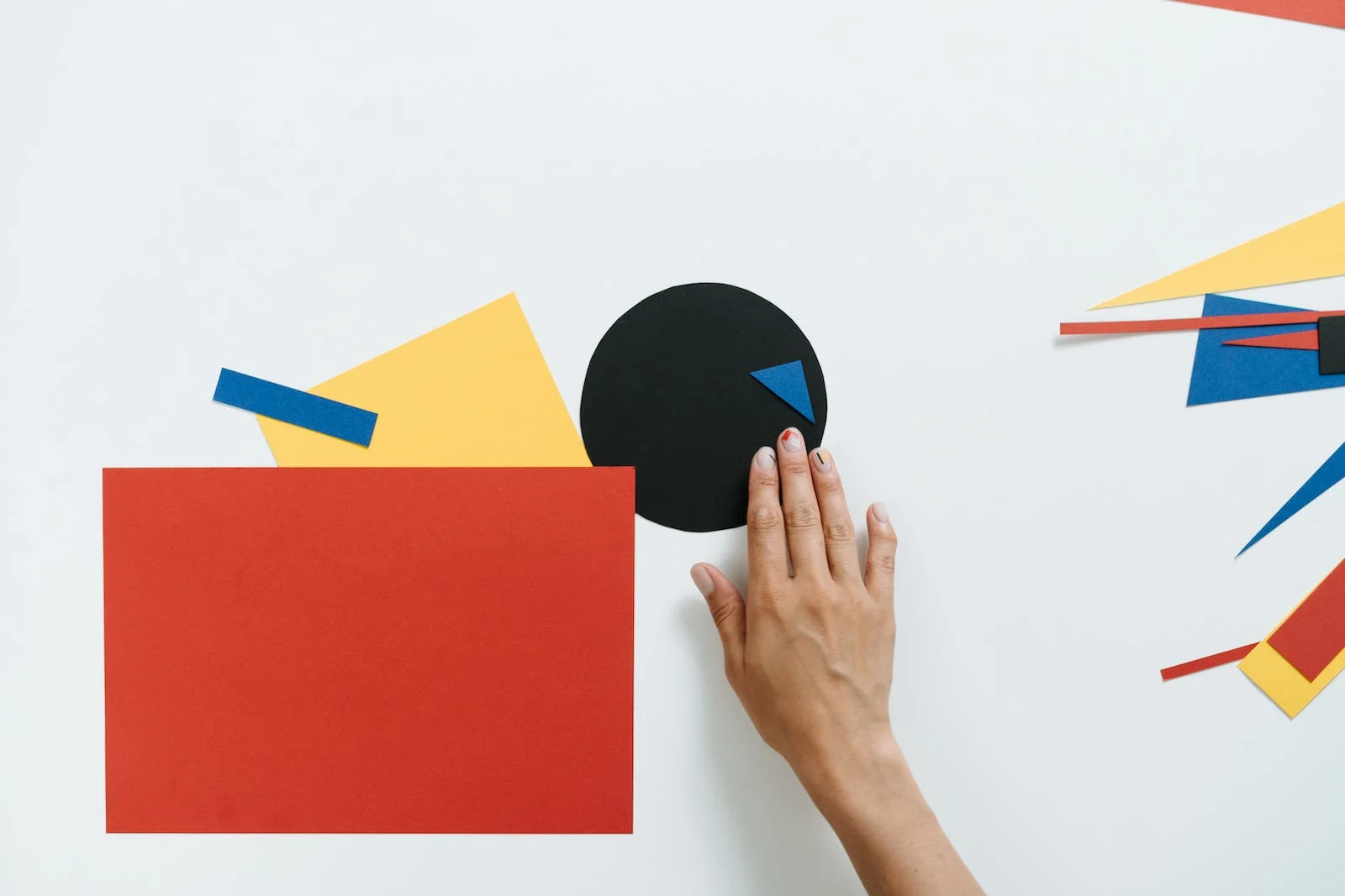 Mano organizando piezas como metáfora de la organización de procesos administrativos