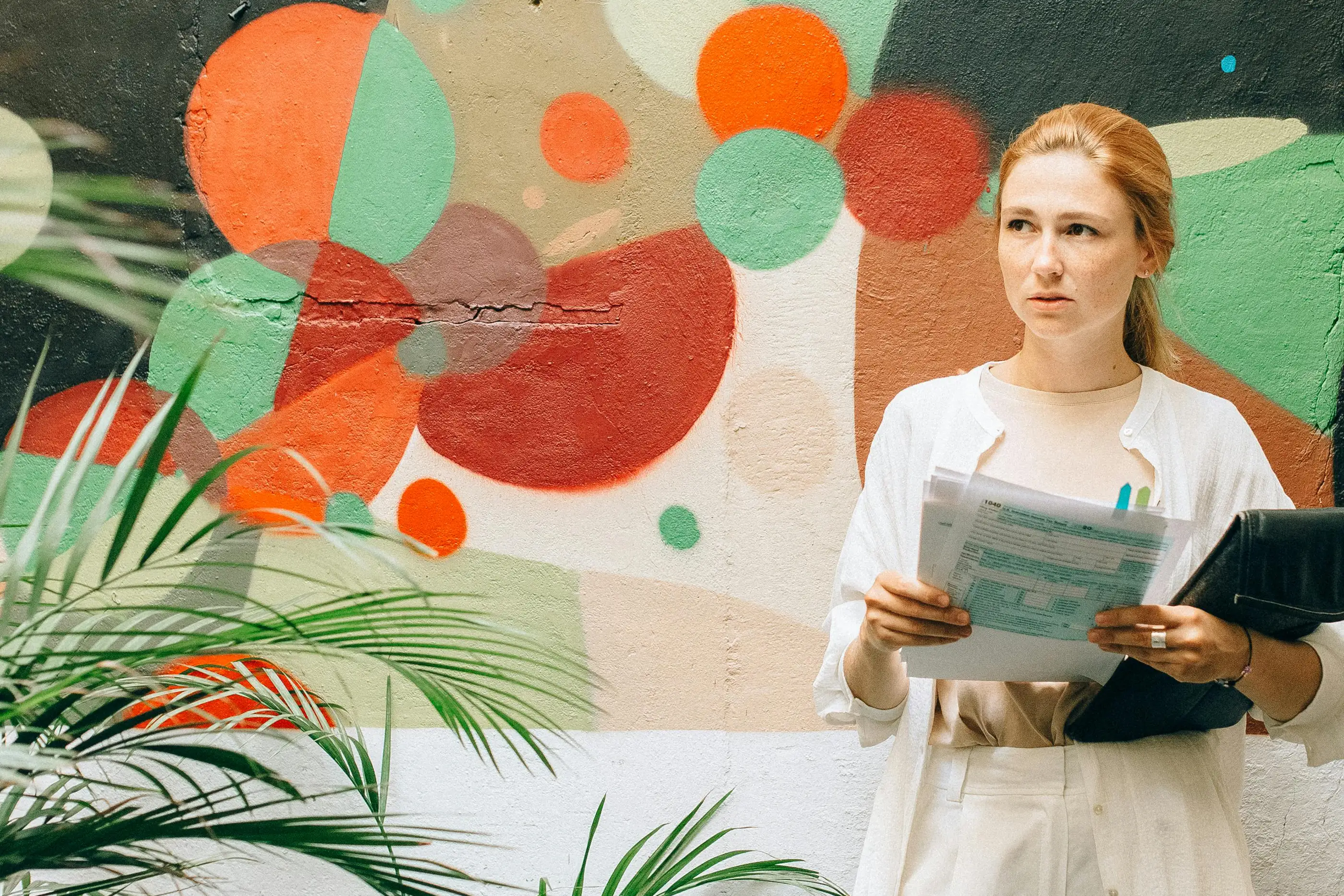 chica esperando con una factura en la mano